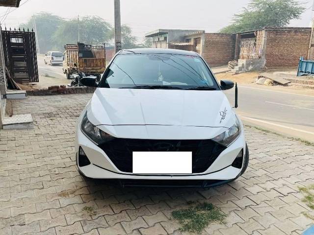 https://images10.gaadi.com/usedcar_image/4232654/original/processed_1ffff97b-63aa-42a7-9250-648b16237a96.jpg?imwidth=6402