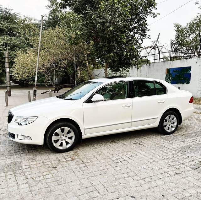 https://images10.gaadi.com/usedcar_image/4232786/original/877e357c3a90ffe754eefbdd77b71862.jpg?imwidth=6400