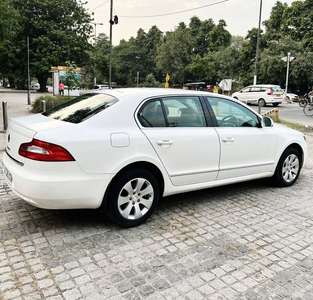 https://images10.gaadi.com/usedcar_image/4232786/original/9fa18ba48a29a675a77fc35dc4f2a0e0.jpg?imwidth=6402