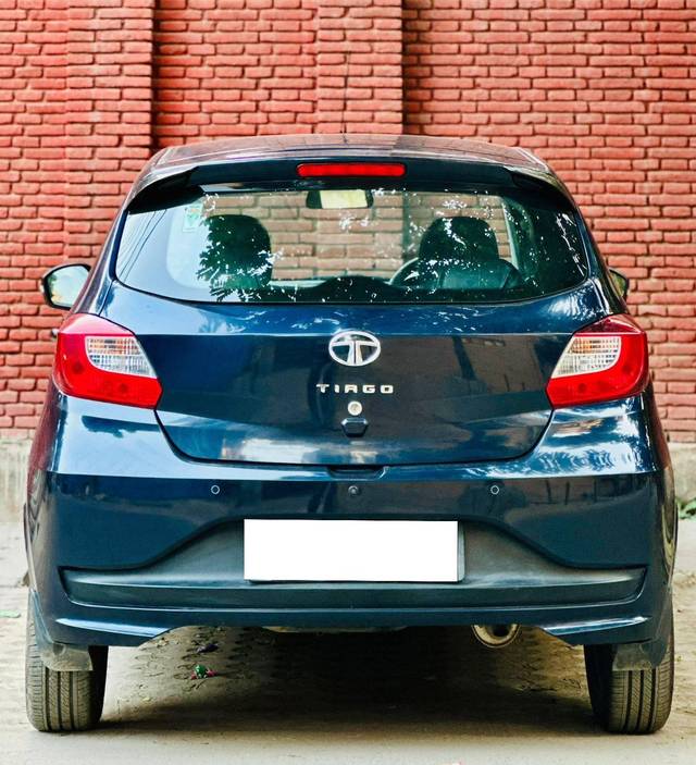 https://images10.gaadi.com/usedcar_image/4232796/original/processed_52fe046bfbb02b007edc6af0e2114390.jpg?imwidth=6402