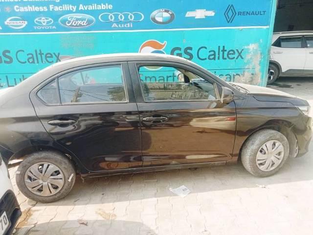 https://images10.gaadi.com/usedcar_image/4232805/original/3f60f03308c4bb97d392e464bdf121a3.jpeg?imwidth=6401