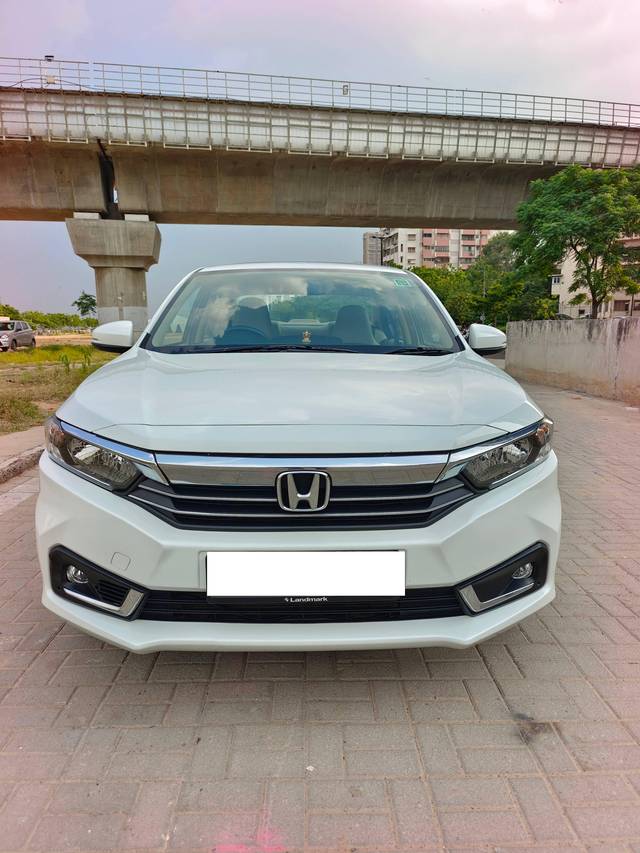 https://images10.gaadi.com/usedcar_image/4232817/original/processed_a9fb5d510bc7e9f3e88317a79d56cdc7.jpg?imwidth=6400