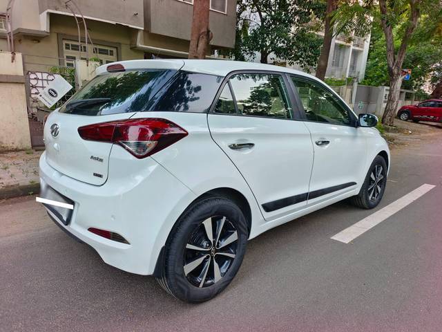 https://images10.gaadi.com/usedcar_image/4232830/original/processed_9e06810cc569b283e04d8e62a1c86dca.jpg?imwidth=6402