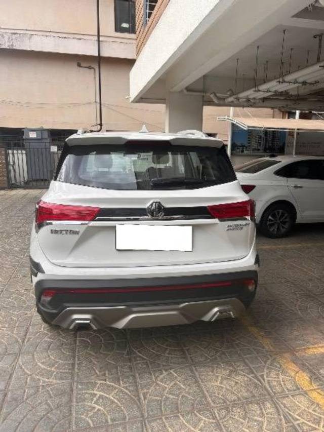 https://images10.gaadi.com/usedcar_image/4232887/original/processed_824f004e-c90c-4950-8f81-3f8712aab0a6.jpeg?imwidth=6401