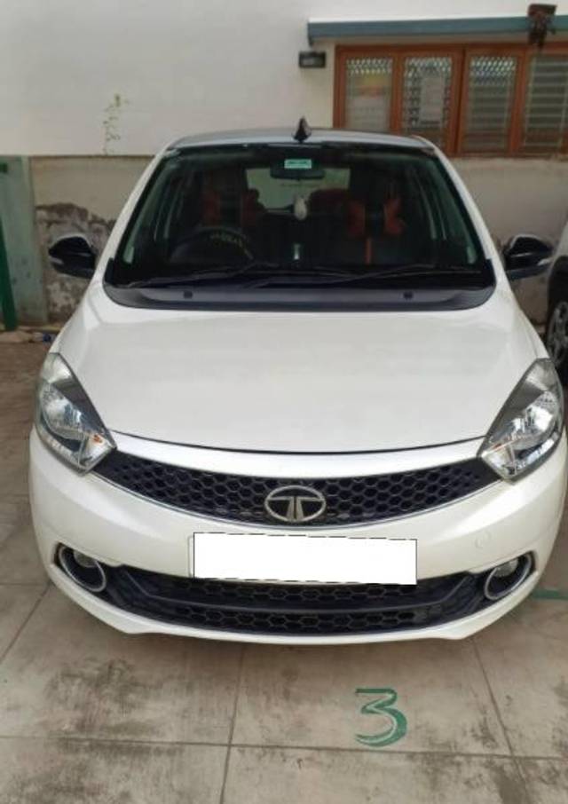 https://images10.gaadi.com/usedcar_image/4233203/original/processed_991cc9a2-d28a-4fbf-ac1c-85ecf25539fc.jpg?imwidth=6401