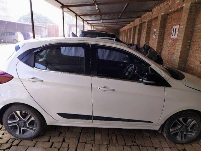 https://images10.gaadi.com/usedcar_image/4233320/original/processed_d4180795-e7c4-4be9-a4e2-713d75dd4561.jpg?imwidth=6400