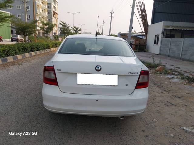 https://images10.gaadi.com/usedcar_image/4233483/original/processed_80ce59168a5c072c6aae16b0d5a3ebbf.jpg?imwidth=6402