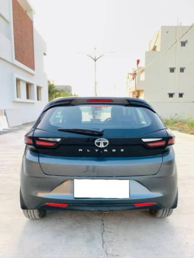 https://images10.gaadi.com/usedcar_image/4233599/original/processed_ff87d5e8-f9c2-4f90-a162-fbdd275e76d1.jpg?imwidth=6401