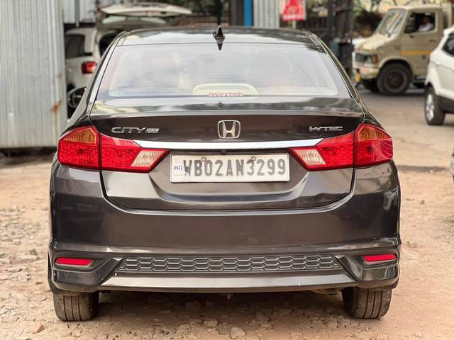 https://images10.gaadi.com/usedcar_image/4233672/original/processed_7e5de3bf8c9424bec02bd9dc076ecd90.jpg?imwidth=6401