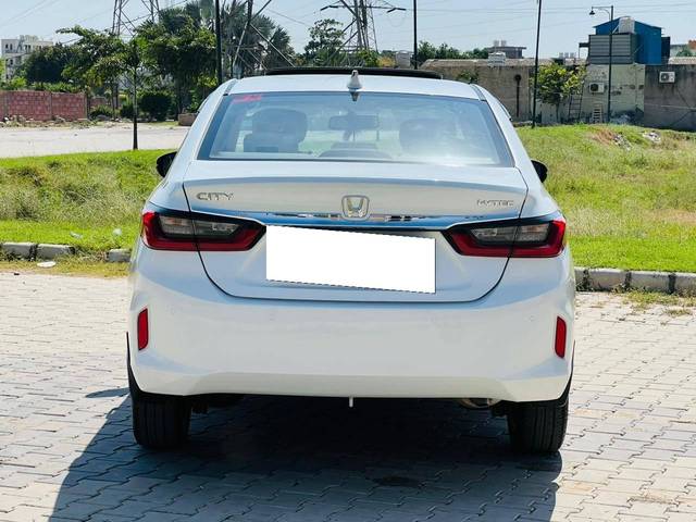 https://images10.gaadi.com/usedcar_image/4233711/original/processed_3545f216510a1529443567e7bd855b46.jpg?imwidth=6401