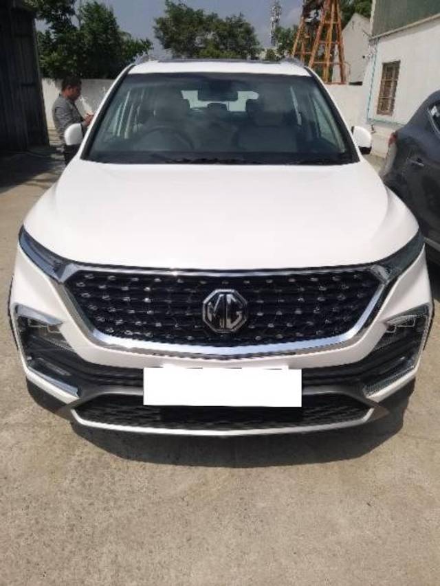 https://images10.gaadi.com/usedcar_image/4233957/original/processed_d6227e7e-2cf1-4523-a563-20958572b918.jpg?imwidth=6400