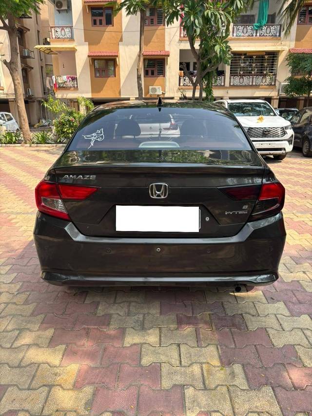 https://images10.gaadi.com/usedcar_image/4233964/original/processed_99d11ed2c4349a1660dd4a82d4f22577.jpg?imwidth=6402