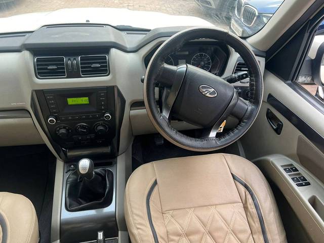 https://images10.gaadi.com/usedcar_image/4234005/original/da09650e49056d0d4f7cf693f64d87f8.jpg?imwidth=6402