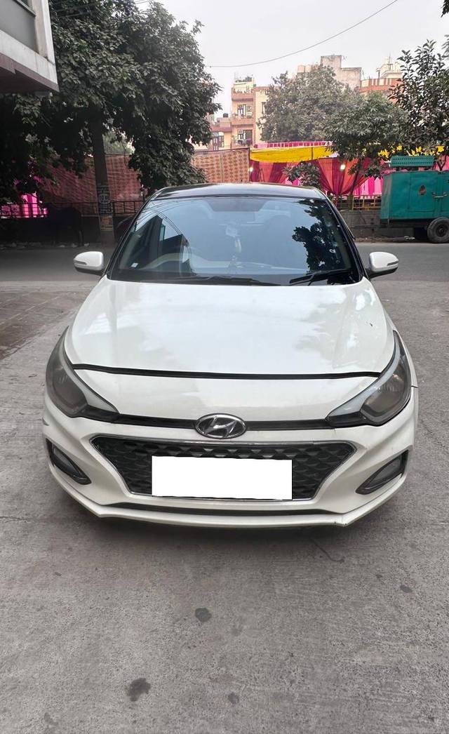 https://images10.gaadi.com/usedcar_image/4234113/original/processed_48acc54d2f1d05c82c5efb14b5f2fb9c.jpg?imwidth=6400