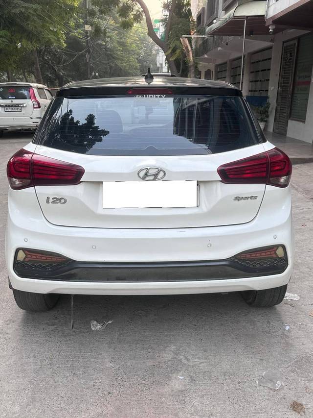 https://images10.gaadi.com/usedcar_image/4234113/original/processed_d5e6c3b8e97c03641e44ee972bcd8f36.jpg?imwidth=6401