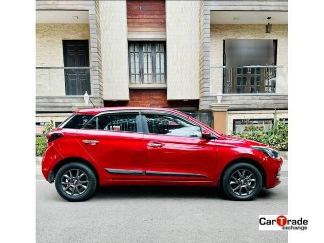 https://images10.gaadi.com/usedcar_image/4234225/original/processed_7dff5313342da3320eb4eeaffee6949b.jpg?imwidth=6401