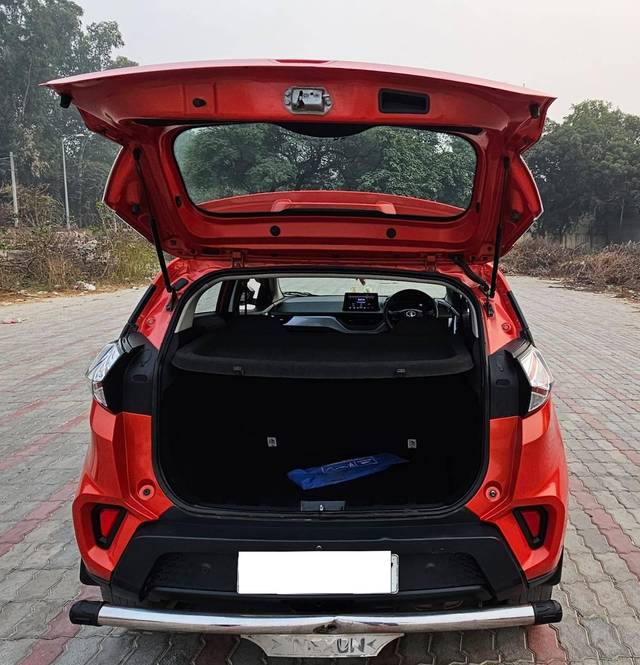 https://images10.gaadi.com/usedcar_image/4234304/original/processed_55d7401cc7e015bc8a6a081320b061de.jpg?imwidth=6402