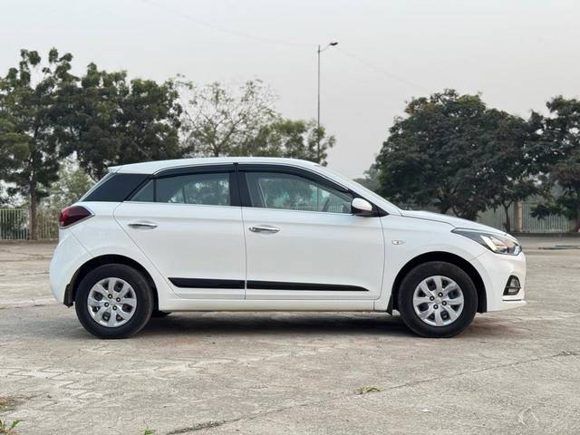 https://images10.gaadi.com/usedcar_image/4234356/original/8712a14e06d6e6601666300e1fd5d0dc.jpg?imwidth=6401