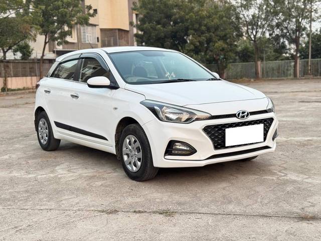 https://images10.gaadi.com/usedcar_image/4234356/original/processed_0b1e5188641eb731ad09354fc0fe212a.jpg?imwidth=6400