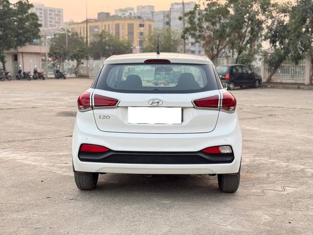 https://images10.gaadi.com/usedcar_image/4234356/original/processed_6aaf64bb5e7c8e86bcc918bc0b27501c.jpg?imwidth=6402