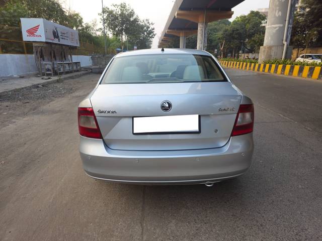 https://images10.gaadi.com/usedcar_image/4234366/original/processed_74ae4d500edca9e10afa982878764e62.jpg?imwidth=6402