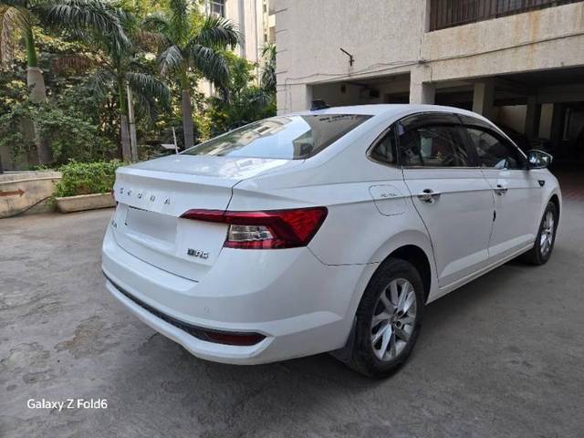 https://images10.gaadi.com/usedcar_image/4234504/original/processed_060f112e-4e27-484c-8e38-22f4c8ead661.jpg?imwidth=6402