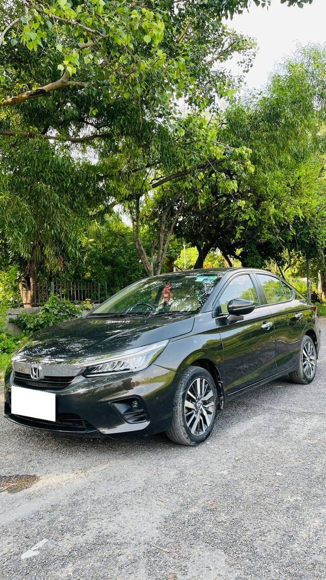 https://images10.gaadi.com/usedcar_image/4234984/original/processed_ac1bde7de9f0663bc51ab2263e5f74d0.jpg?imwidth=6402