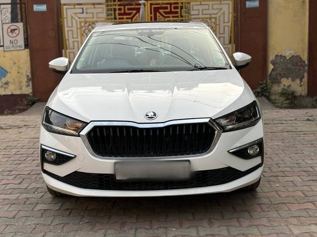 https://images10.gaadi.com/usedcar_image/4235112/original/processed_7615b676a7bfb23790093443bec1da23.jpg?imwidth=6402