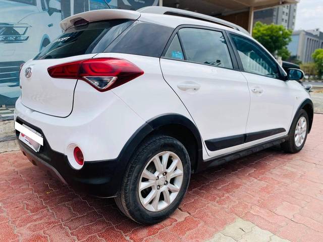 https://images10.gaadi.com/usedcar_image/4235141/original/processed_f6090d1e67199e25a63e386266149884.jpg?imwidth=6402