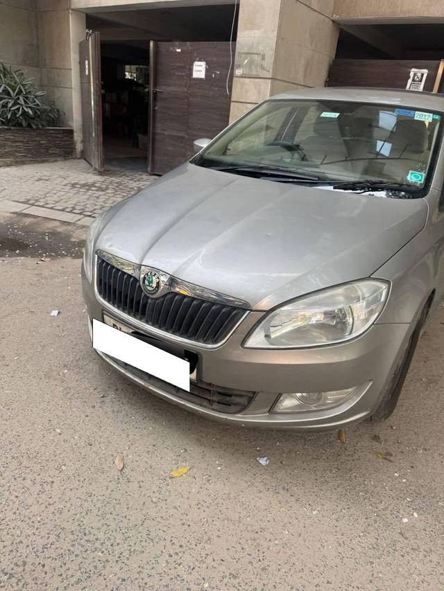 https://images10.gaadi.com/usedcar_image/4235158/original/processed_2c512fb750db39166d48027eb9c70e69.jpg?imwidth=6401