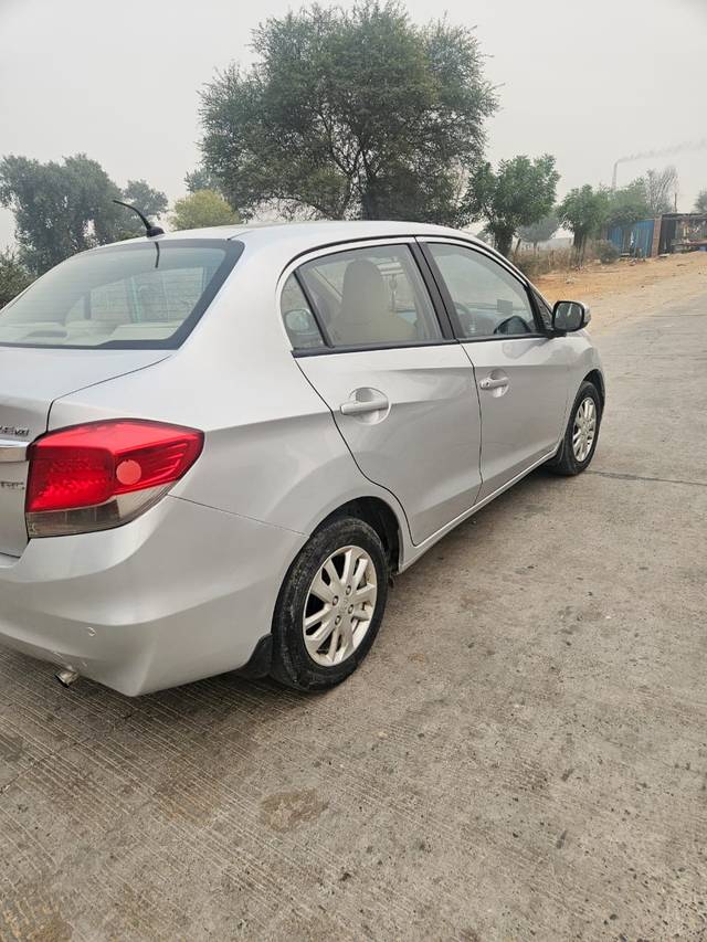 https://images10.gaadi.com/usedcar_image/4235178/original/a24f40b6e06ec80a7056dec32eac9c9d.jpg?imwidth=6401