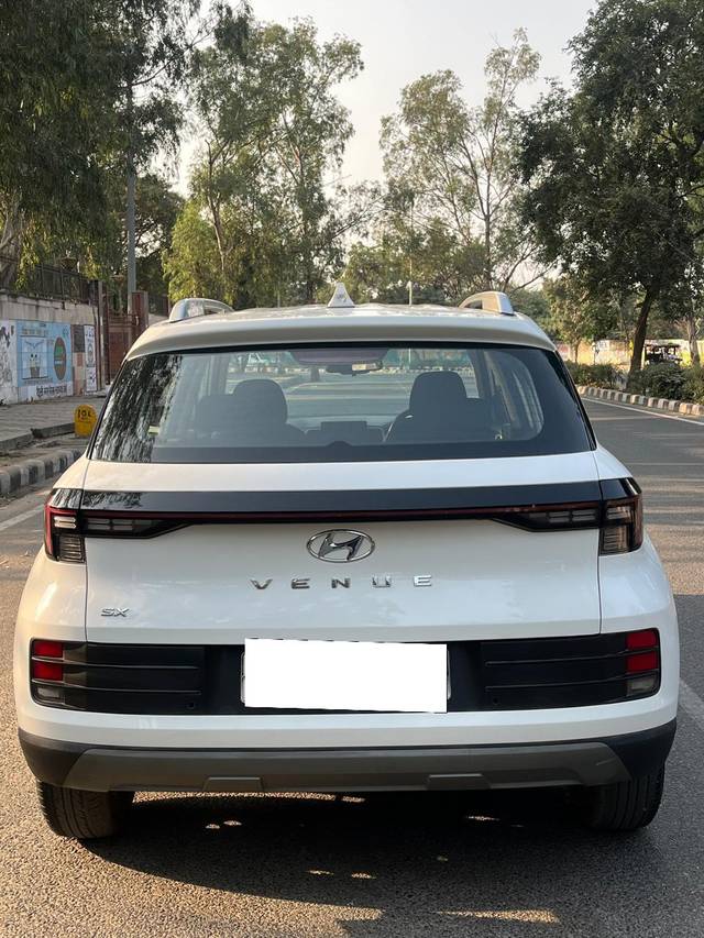 https://images10.gaadi.com/usedcar_image/4235392/original/processed_4267f4f9c53097eabbd3e1948cf6c689.jpg?imwidth=6402