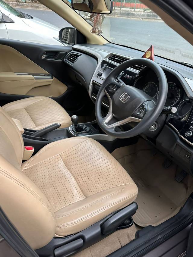 https://images10.gaadi.com/usedcar_image/4235406/original/66a5be53edb1e8232da2d2e61f105421.jpg?imwidth=6402