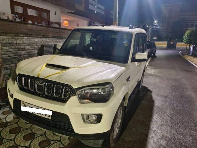 https://images10.gaadi.com/usedcar_image/4235477/original/processed_81a8e06c-7316-464d-95bd-b86ed312ef86.jpg?imwidth=6402