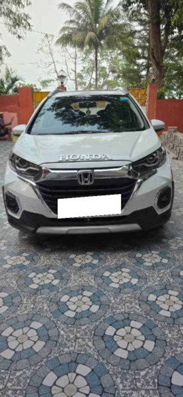 https://images10.gaadi.com/usedcar_image/4235562/original/processed_2cc2fc40-d347-4fb1-95e3-70182c0298c3.jpg?imwidth=6402