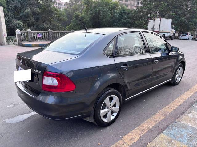 https://images10.gaadi.com/usedcar_image/4235578/original/processed_2517325d6daa4bc1a73161563e7a85e1.jpg?imwidth=6402