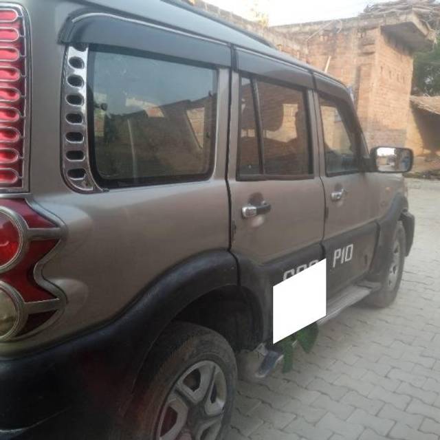 https://images10.gaadi.com/usedcar_image/4235712/original/processed_f4e15cc4-bde0-4a69-b0be-8b207a9c5baa.jpg?imwidth=6401