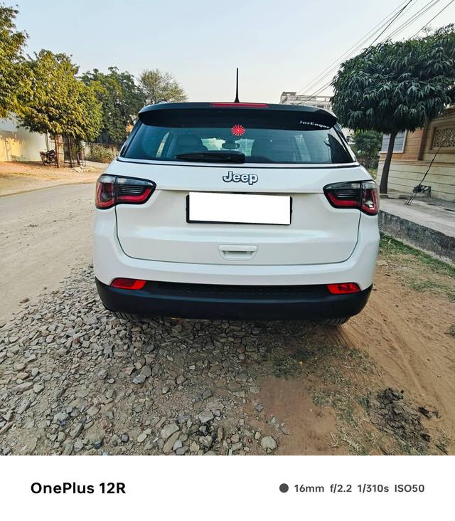 https://images10.gaadi.com/usedcar_image/4235726/original/processed_9545272cd78f2b6b053173a7a45e3451.jpg?imwidth=6402