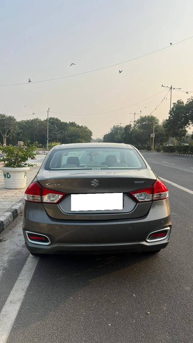 https://images10.gaadi.com/usedcar_image/4236222/original/processed_5a18991531f8e7c22cf065bc60a0baa9.jpg?imwidth=6401