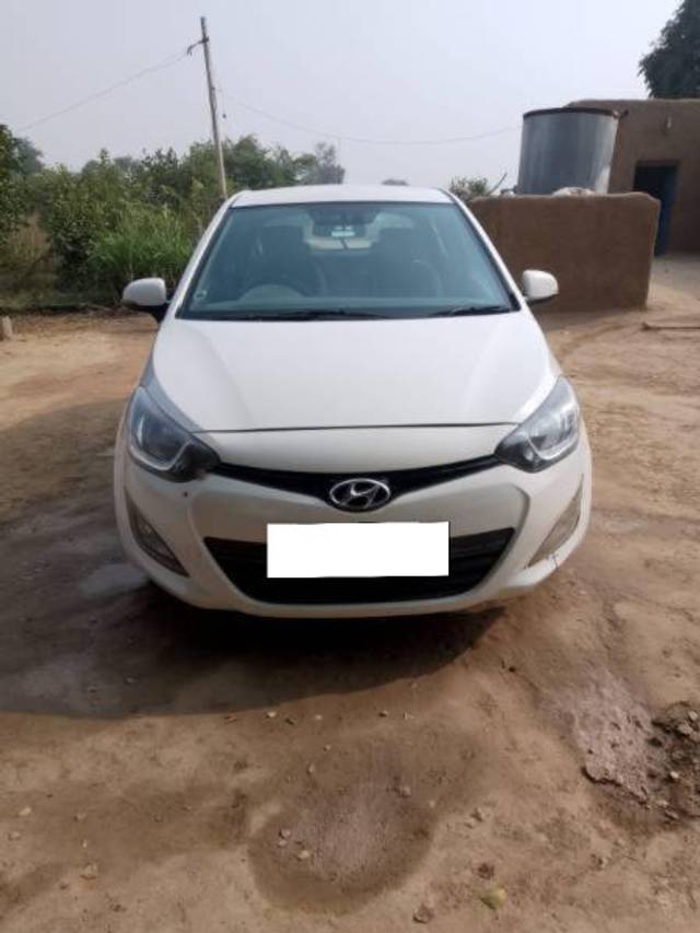 https://images10.gaadi.com/usedcar_image/4236353/original/processed_e4207560-0ef6-4bef-aae4-70d9078aedb6.jpg?imwidth=6400