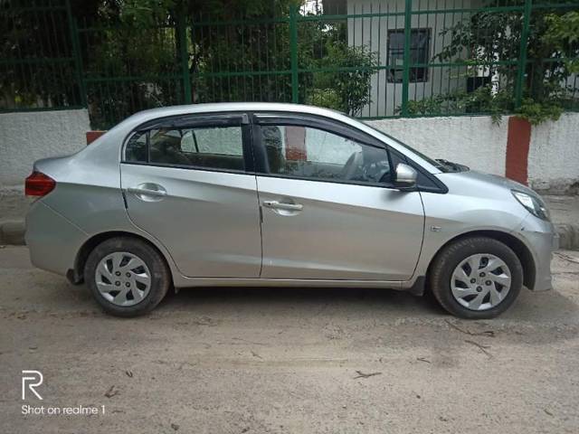 https://images10.gaadi.com/usedcar_image/4236417/original/processed_50569a3d-62bb-4a25-964f-fde5174ffcb3.jpg?imwidth=6401