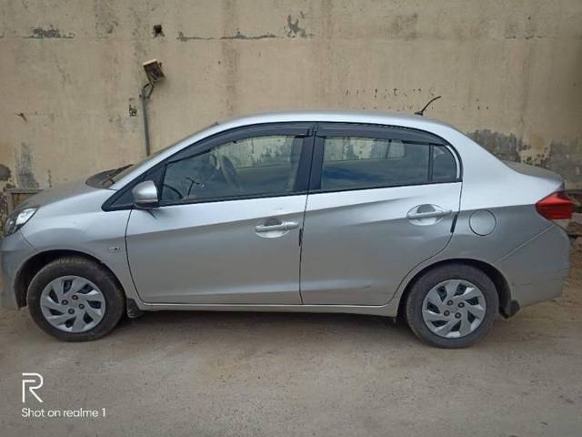 https://images10.gaadi.com/usedcar_image/4236417/original/processed_576fc8fc-3d30-4144-b66b-ed450c62753a.jpg?imwidth=6400