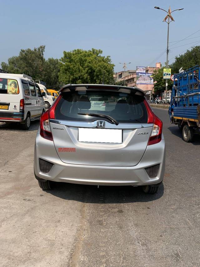 https://images10.gaadi.com/usedcar_image/4236692/original/processed_175a8ff08d2dc9fbb238c97f5d846236.jpg?imwidth=6402