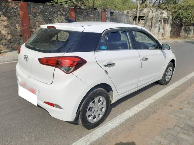 https://images10.gaadi.com/usedcar_image/4236835/original/processed_430e814d00457275450b770513fff855.jpg?imwidth=6402