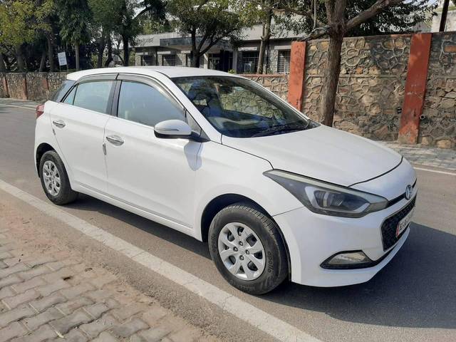 https://images10.gaadi.com/usedcar_image/4236835/original/processed_5b4cde52b8d46677dbe704063362e3b1.jpg?imwidth=6400