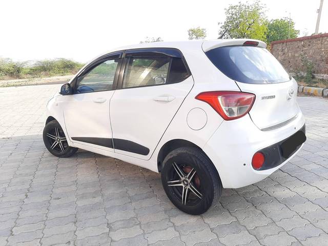 https://images10.gaadi.com/usedcar_image/4236839/original/processed_5ab0811629cc612e80376f2b672e8ba9.jpg?imwidth=6402