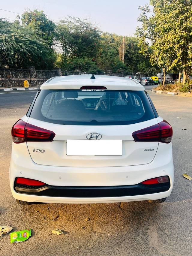 https://images10.gaadi.com/usedcar_image/4236843/original/processed_5dd0cc99e4855178aa4e73fa72301ce8.jpg?imwidth=6402