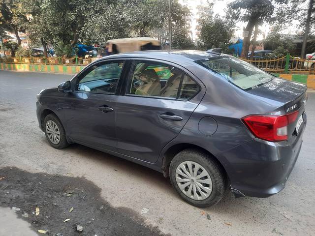 https://images10.gaadi.com/usedcar_image/4236885/original/processed_d6fde64cc4ddf2a02b60bfd43b05e8ac.jpg?imwidth=6401