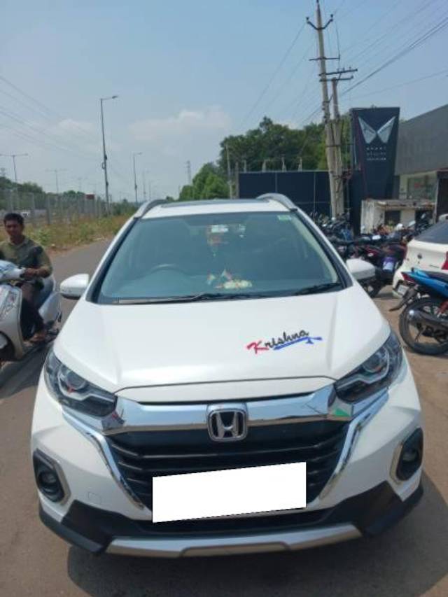 https://images10.gaadi.com/usedcar_image/4237132/original/processed_57245698-c02c-476f-b702-ff7dd00d9c5f.jpg?imwidth=6402