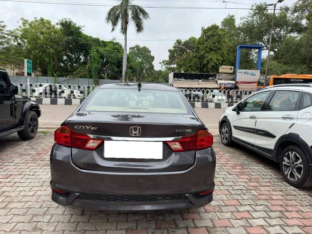 https://images10.gaadi.com/usedcar_image/4237146/original/processed_b0eb6602fd04170637b5f6f6ce7e3b94.jpg?imwidth=6402